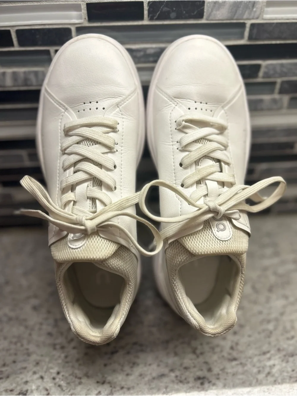 On Cloud womens Roger Advantage White Leather Sneakers - size 6.5 EUC